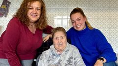 No centro da imaxe, Mar�a de Vigh�n. Con ela, Bego�a G�mez e Ic�a Varela, nai e filla, tocadoras de Raiga�as