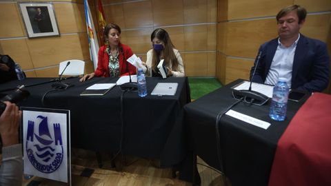 Nogareda, sentada con la secretaria, tras tomar posesin.
