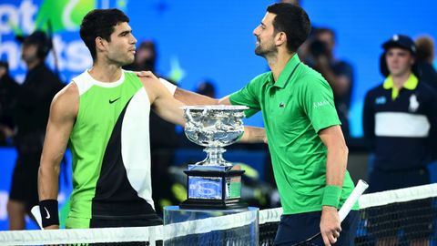 Alcaraz y Djokovic se saludan al inicio del encuentro