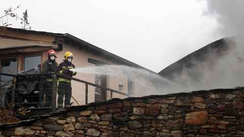 Los bomberos, en una foto de archivo, en otro operativo en A Pobra