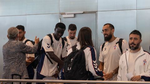 Miembros de la expedici�n del Celta rumbo a Chipre, en el aeropuerto de Peinador.