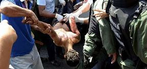 Momento en el que el cad�ver de uno de los reclusos muertos durante el motin llega al hospital de Barquisimeto.