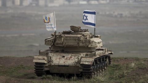 Regreso al pasado. Una bandera israel� ondeando ayer en un viejo tanque que particip� en la guerra con Siria en 1973