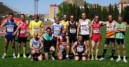 Dom�nguez -tercero por la derecha- junto a otros participantes en el campeonato de veteranos.