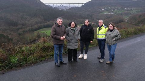 Ovidio Rodeiro (izquierda) supervis� con Bel�n do Campo ( a su lado) varias obras financiadas por� la Xunta en el municipio de Boqueix�n