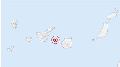 El Volc&aacute;n de Enmedio, lugar del terremoto y marcado en la imagen, se sit&uacute;a entre Tenerife y Gran Canaria