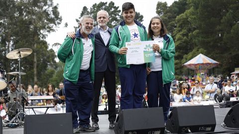 PREMIO VOZ NATURA A CORUA. IES As Insuas (Muros). Lois Blanco, Director General de la Corporacin Voz de Galicia, hizo entrega del premio a Xos Taxes (coordinador) y a los alumnos Clara Surez y Lois Caamao