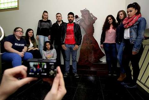 Pueden parecer muchos, pero los voluntarios de Valga que el pasado jueves posaron para La Voz son solo una peque�a representaci�n del medio centenar de personas que colabora con el Concello. 