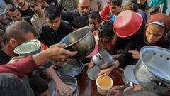 La gente espera recibir ayuda alimentaria en la ciudad de Rafah, en el sur de la Franja de Gaza.