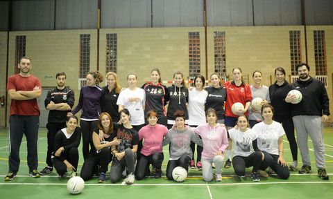 El primer entrenamiento del club femenino de f�tbol ga�lico se vivi� este lunes por la noche. 