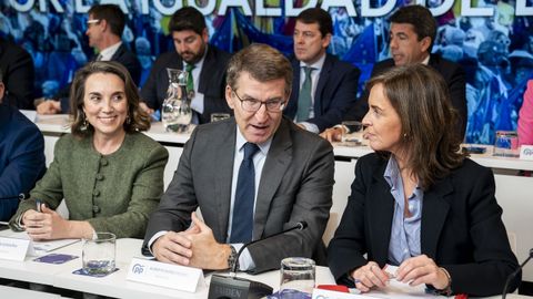 La secretaria general del Partido Popular, Cuca Gamarra; el líder del PP, Alberto Núñez Feijoo, y la vicesecretaria de Organización Territorial del PP, Carmen Fúnez, durante la Junta Directiva Nacional del Partido Popular.