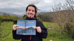 <span lang= gl >O debuxante de c�mic cunha das s�as obras, en Vidueiros (Couzadoiro), nunha imaxe de arquivo</span>