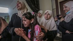 Familiares de un joven de 19 a�os muerto en los bombardeos israelies.