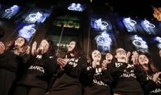 Las jugadoras del CRAT encendieron el alumbrado navideo de la ciudad. 