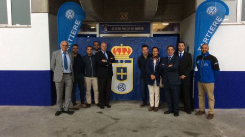 Representantes de Tartiere Auto y del club posan junto al escudo