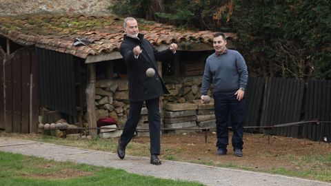 El rey Felipe durante el acto de entrega del premio al ?Pueblo Ejemplar de Asturias 2025, a 25 de octubre de 2025, en Valdesoto, Sieto, Asturias (Espa�a). El Premio al Pueblo Ejemplar de Asturias 2025 ha sido concedido a la parroquia de Valdesoto, que pertenece al concejo asturiano de Siero