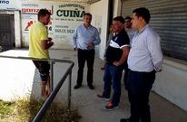 Representantes municipales y t�cnicos de la Diputaci�n en la visita al campo de f�tbol de A Bandeira.