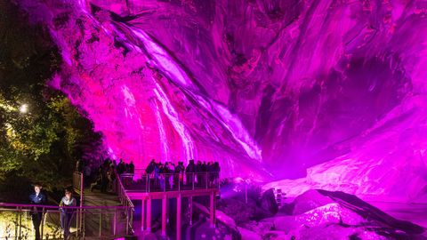 Espect�culo de iluminaci�n en la cascada, en imagen de archivo