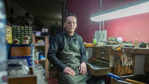 Ra�l Pesqueira en su taller de Mar�n desde el que elabora joyas de plata y oro para joyer�as y encargos particulares