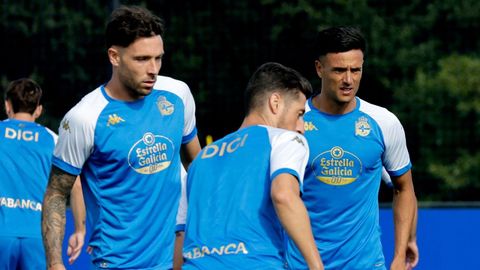 Jos ngel, junto a Cristian Herrera y Escudero, durante un entrenamiento en Abegondo