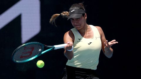 J&eacute;ssica Bouzas, durante su partido en el &uacute;ltimo Open de Australia, frente a la jugadora local Storm Hunter.