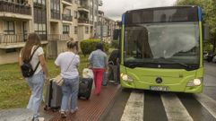 Las l�neas 12 y 6 de los buses urbanos de Santiago prestan en la actualidad servicio a usuarios de Os Tilos, en Teo