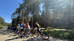 Corredores durante la neutralización de la etapa de la Vuelta Internacional Junior Ribera del Duero