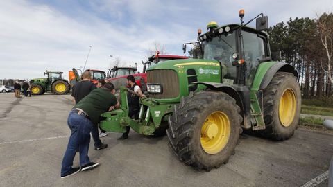 Concentracin de tractores en el polgono de Barres, en Castropol