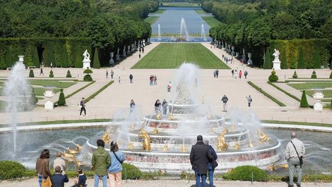 El Palacio de Versalles reabrió este sábado sus puertas a los visitantes, tras más de dos meses y medio de cierre por la crisis del coronavirus