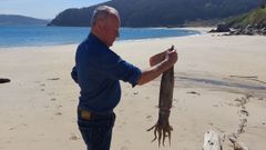 Pl�cido M�ndez Baltar, vecino del Porto de Bares y aficionado a la pesca, muestra el ejemplar
