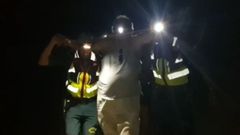 Efectivos del Greim ayudan a regresar a Poncebos a un senderista que no pod�a ir por su propio pie