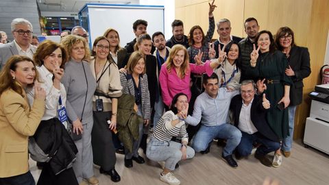 Luis Menor, abajo a la derecha, en la celebracin del resultado electoral de este domingo en la sede del PP.