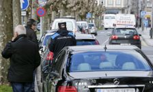 Un agente sanciona a un veh�culo mal aparcado ayer al mediod�a en Ram�n Ferreiro. 