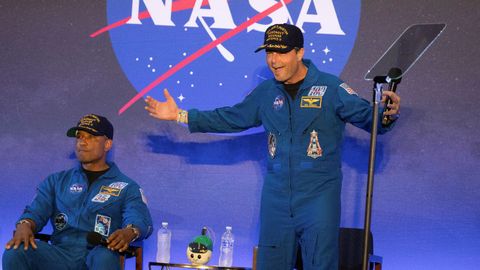 El piloto Victor Glover, sentado, y el comandante Reid Wiseman, hablando durante la rueda de prensa posterior al amerizaje de la misi�n Artemis 2.