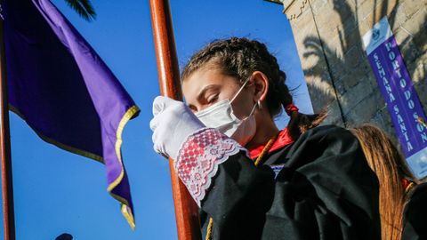 Los sonenses salieron a contemplar el paso de una procesin que parti de la iglesia parroquial para llegar a la capilla de A Atalaia.