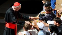 Parolin saludando a los ni�os este mi�rcoles en la abad�a de Montserrat, Barcelona