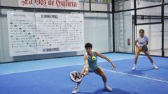 Vanesa Alonso (golpeando la bola) y Alicia Seijas, durante los cuartos de final del torneo.