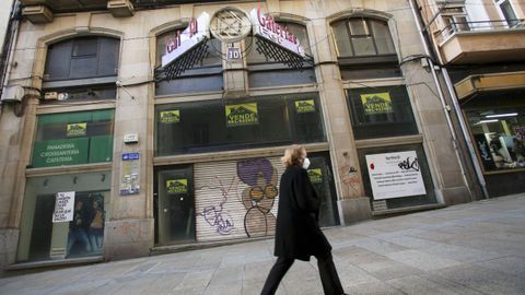 Locales cerrados en calles comerciales de Ferrol.