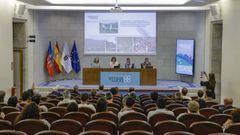 Al fondo, de izquierda a derecha, Laura Lagos, Beatriz Su�rez (Fundaci�n Juana de Vega), Ram�n D�az (USC) y �scar Rivas (Asociaci�n Galega de Custodia do Territorio) en una de las mesas redondas de la jornada, celebrada en la Diputaci�n