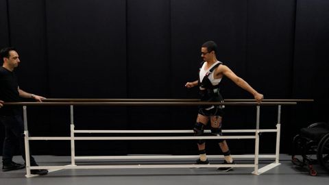 David Mzee qued� tetrapl�jico tras un accidente deportivo. Hoy puede dar ya algunos pasos por su cuenta
