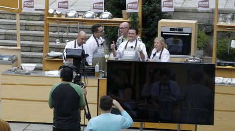 Los cocineros locales, en plena faena