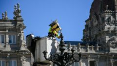 Los operarios comienzan a reparar los desperfectos de la plaza de Mar�a Pita