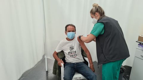 Vacunación masiva contra el covid-19 en Expocoruña para personas de 60 a 65 años. Marcos Queiro en el momento de recibir la primera dosis de AstraZeneca