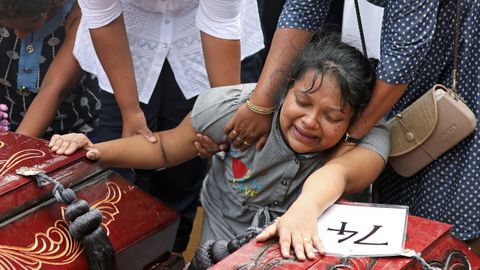 En un d�a de luto nacional, Sri Lanka comenz� hoy a enterrar a algunos de los muertos en la masacre del Domingo de Resurrecci�n
