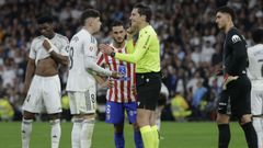 El �rbitro Munuera Montero conversa con el centrocampista del Real Madrid Fede Valverde.