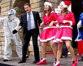 El alcalde santiagu�s no dud� en animar a los ni�os en O Obradoiro.