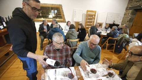 Fernando Cotelo, en el centro, durante el servicio de uno de los vinos