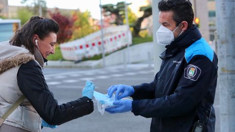 Entrega de mascarillas por las calles de Vigo