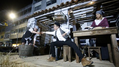 El pisado de la uva, en el carro del fol��n dedicado a la vendimia en Belesar