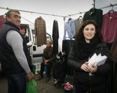 La alcaldesa, ayer repartiendo la ordenanza en el mercado. 